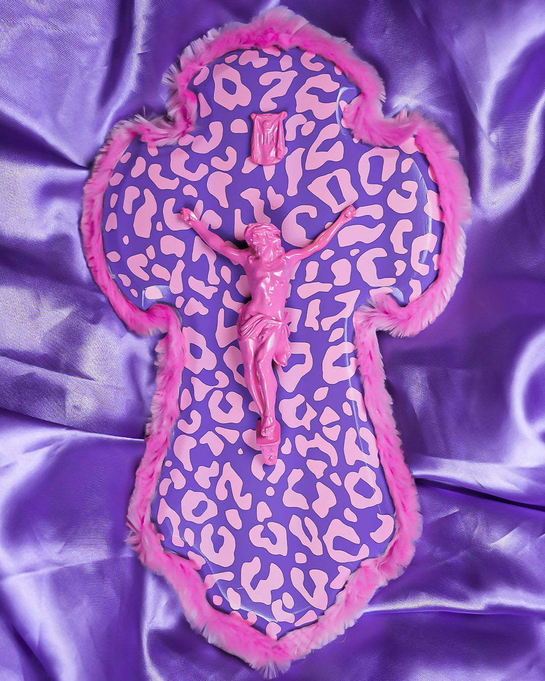 Crucifix Rose/Violet Motif Léopard God is Queer