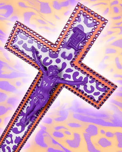 Crucifix Orange et Violet Motif Léopard God is Queer