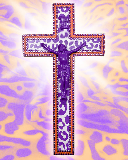 Crucifix Orange et Violet Motif Léopard God is Queer