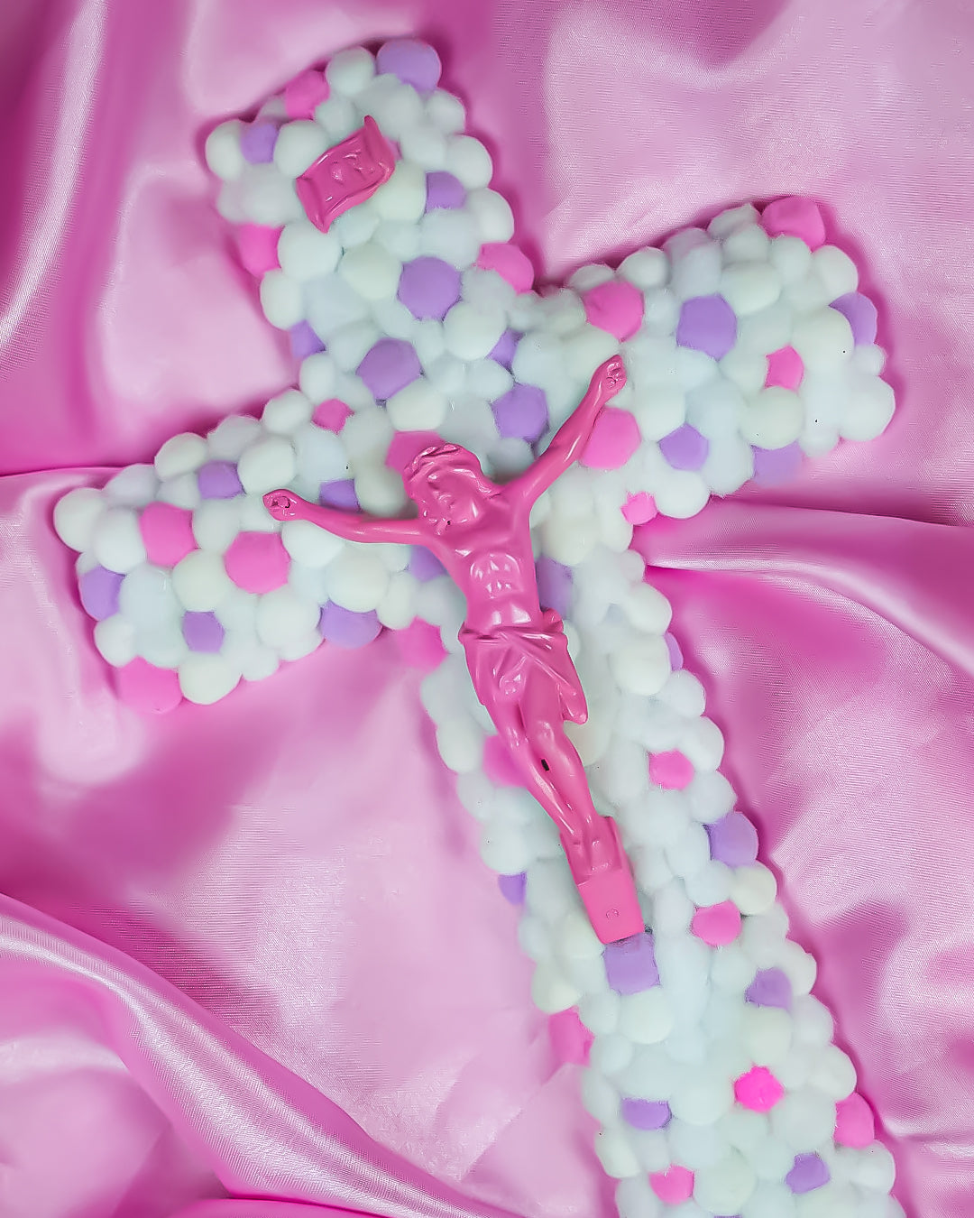 Crucifix Pompoms Blanc et Rose God is Queer