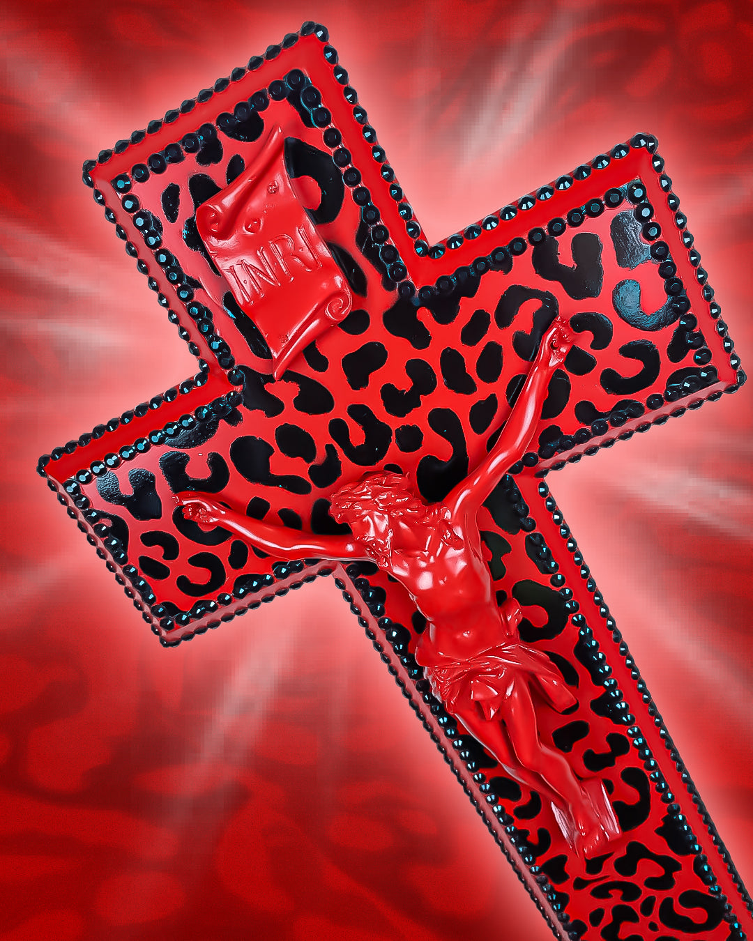 Crucifix Rouge Motif Léopard God is Queer