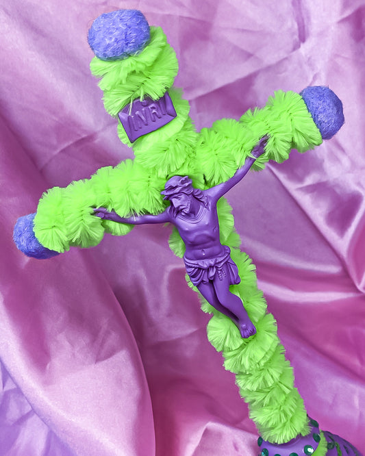 Crucifix sur pied Fourrure Verte God is Queer