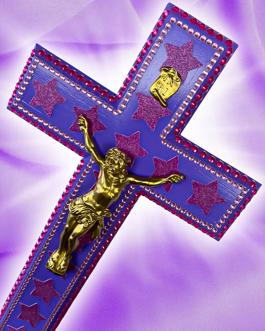 Crucifix Étoiles Violettes Doré God is Queer