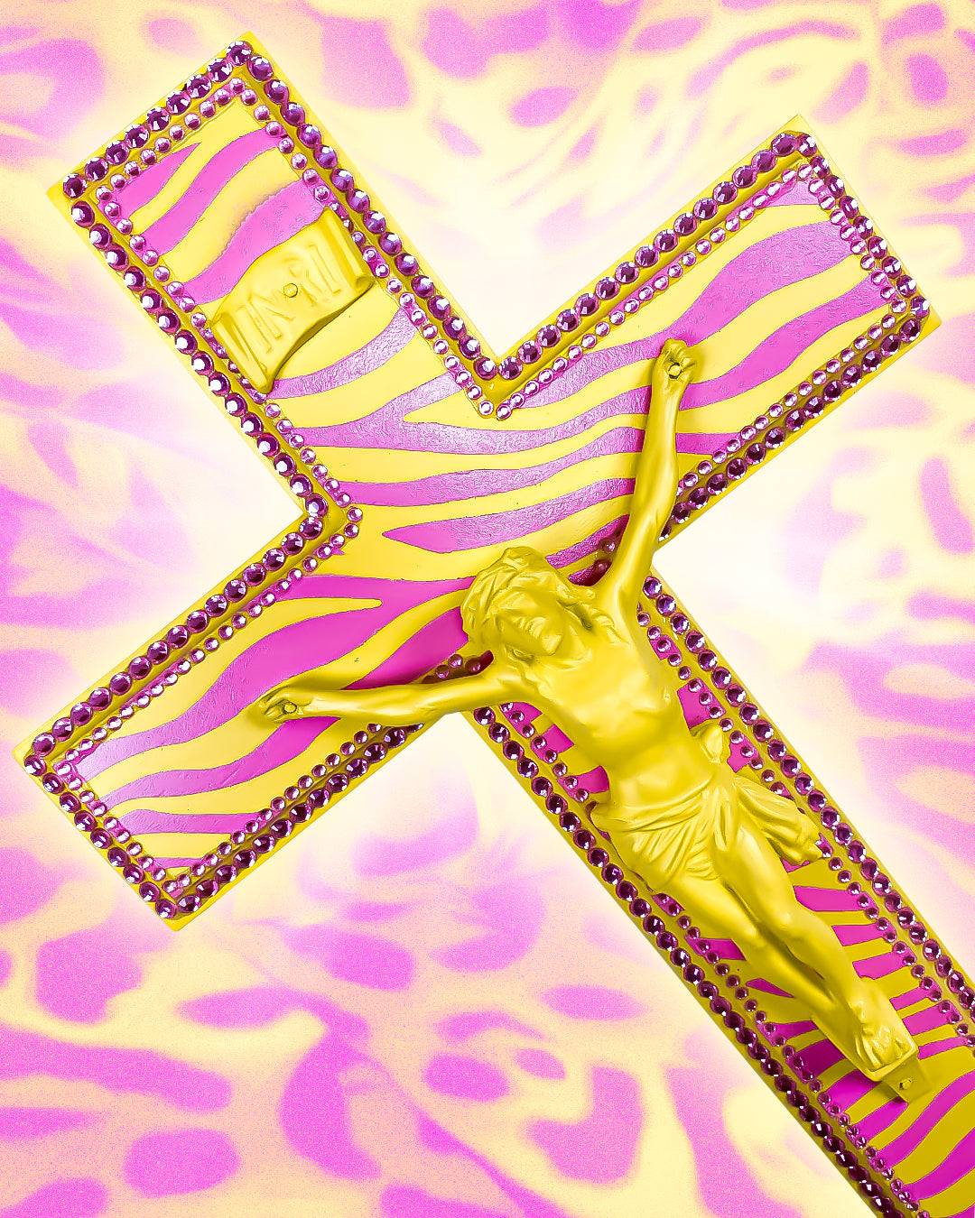 Crucifix Motif Zèbre Jaune et Rose God is Queer